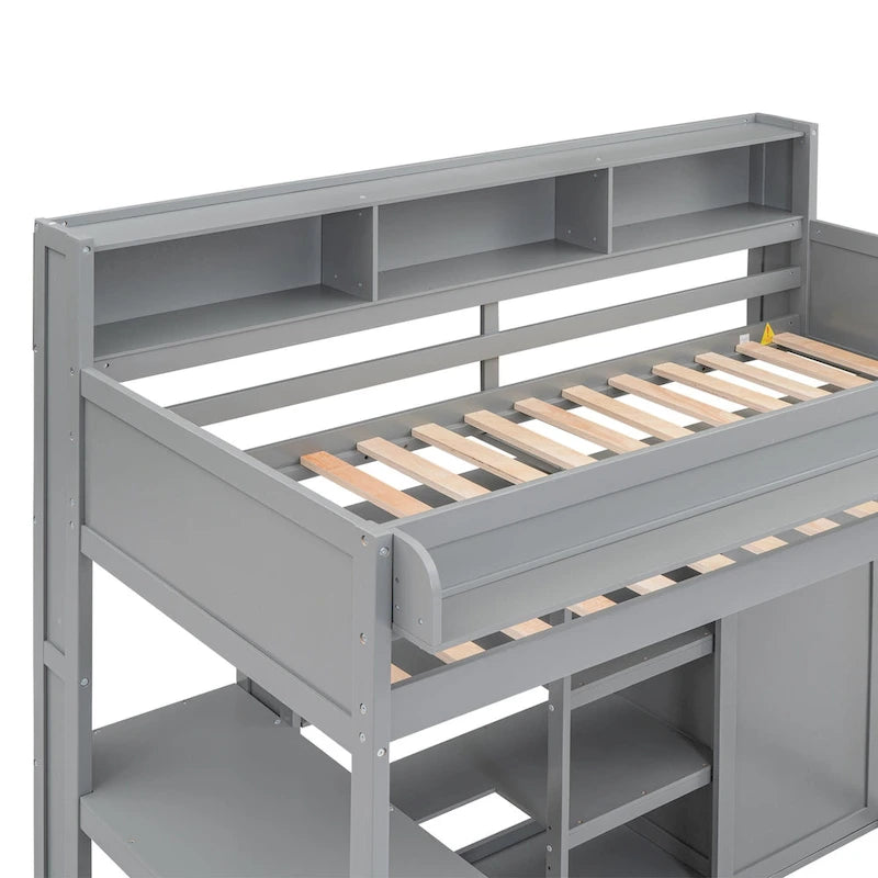 Letto a soppalco singolo in legno con numerosi scaffali portaoggetti e armadio