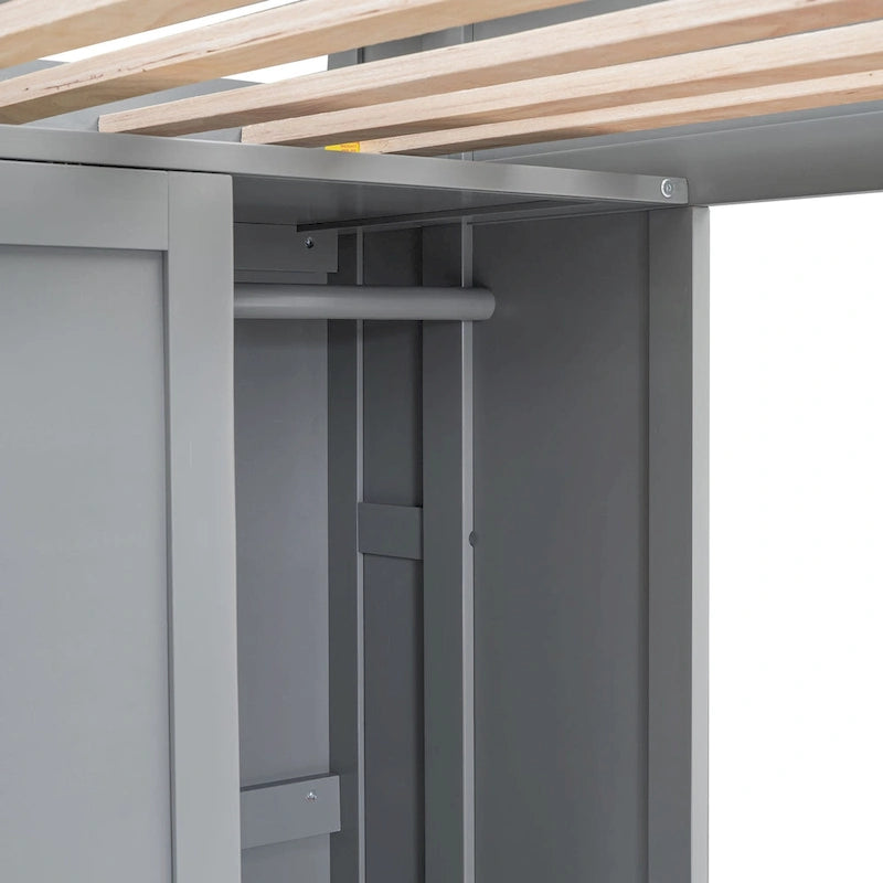 Letto a soppalco singolo in legno con numerosi scaffali portaoggetti e armadio