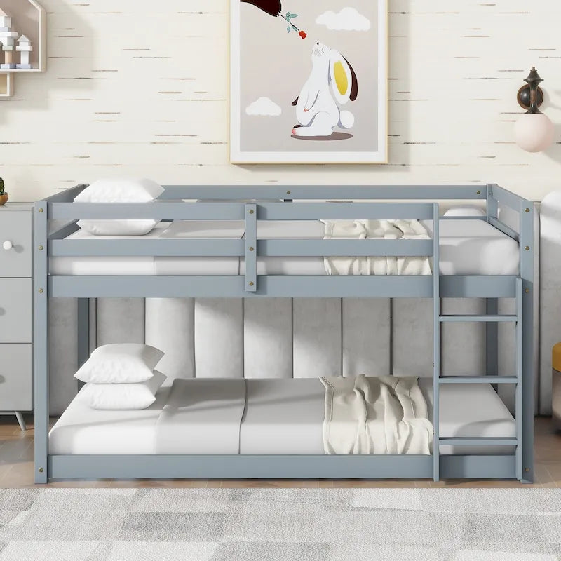Letto a soppalco singolo con due reti a piattaforma da 13 doghe e design a basso profilo