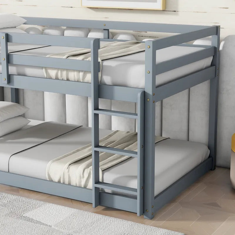 Letto a soppalco singolo con due reti a piattaforma da 13 doghe e design a basso profilo