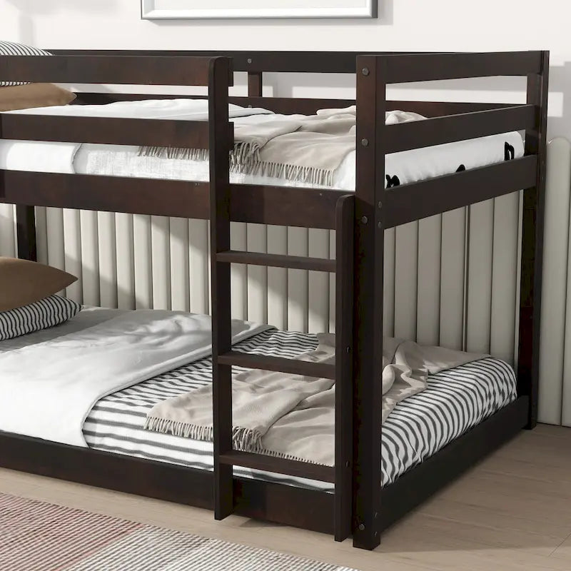 Letto a soppalco singolo con due reti a piattaforma da 13 doghe e design a basso profilo