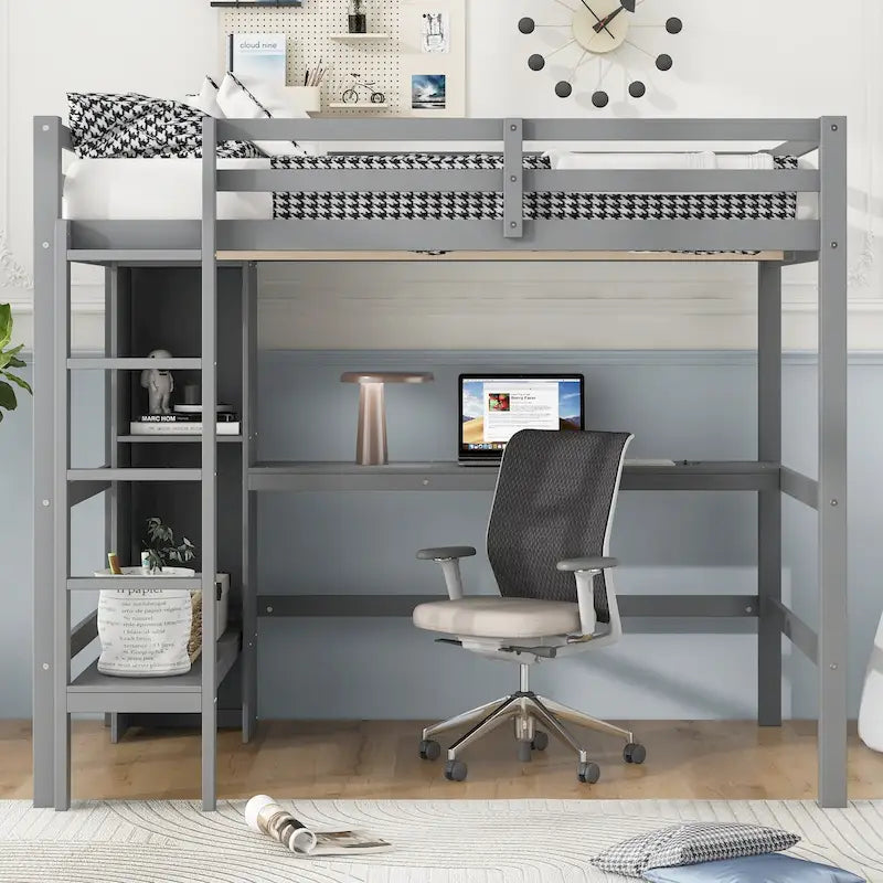 Letto a soppalco alto matrimoniale con scrivania e ripiani contenitori, struttura letto in legno di pino con sponda di protezione a tutta lunghezza, scala integrata
