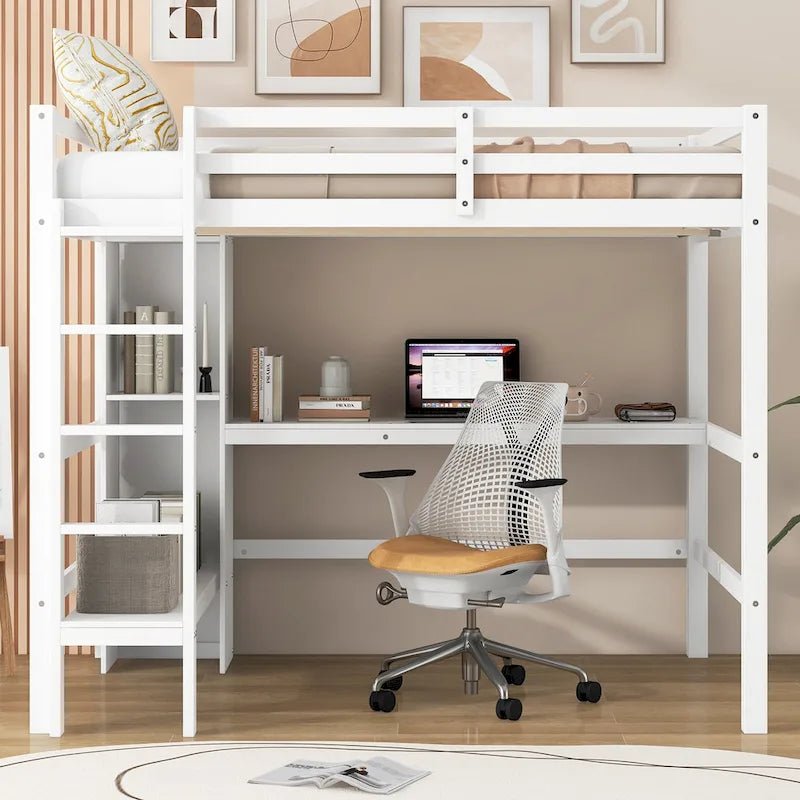Letto a soppalco alto matrimoniale con scrivania e ripiani contenitori, struttura letto in legno di pino con sponda di protezione a tutta lunghezza, scala integrata