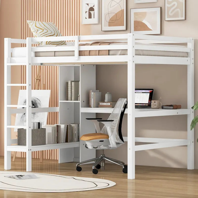 Letto a soppalco alto matrimoniale con scrivania e ripiani contenitori, struttura letto in legno di pino con sponda di protezione a tutta lunghezza, scala integrata