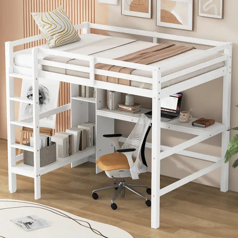 Letto a soppalco alto matrimoniale con scrivania e ripiani contenitori, struttura letto in legno di pino con sponda di protezione a tutta lunghezza, scala integrata