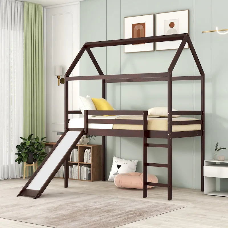Cama tipo casa alta de pino de tamaño Twin con tobogán