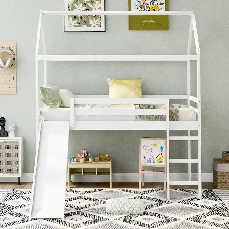 Cama tipo casa alta de pino de tamaño Twin con tobogán