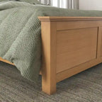 Letto matrimoniale artigianale con due comodini a giorno – Finitura rovere chiaro
