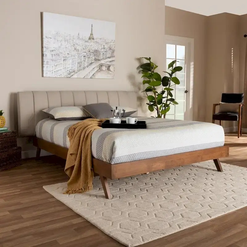 Letto a piattaforma imbottito in tessuto beige chiaro moderno di metà secolo