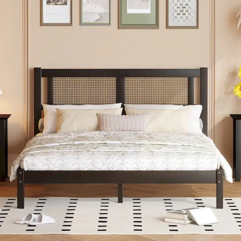Letto a piattaforma matrimoniale in legno con testiera in rattan naturale, eleganza squisita con fascino minimalista per la camera da letto