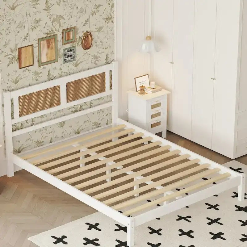Letto a piattaforma matrimoniale in legno con testiera in rattan naturale, eleganza squisita con fascino minimalista per la camera da letto
