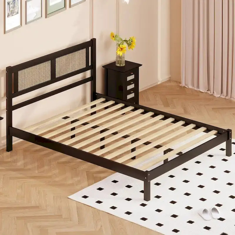 Letto a piattaforma matrimoniale in legno con testiera in rattan naturale, eleganza squisita con fascino minimalista per la camera da letto